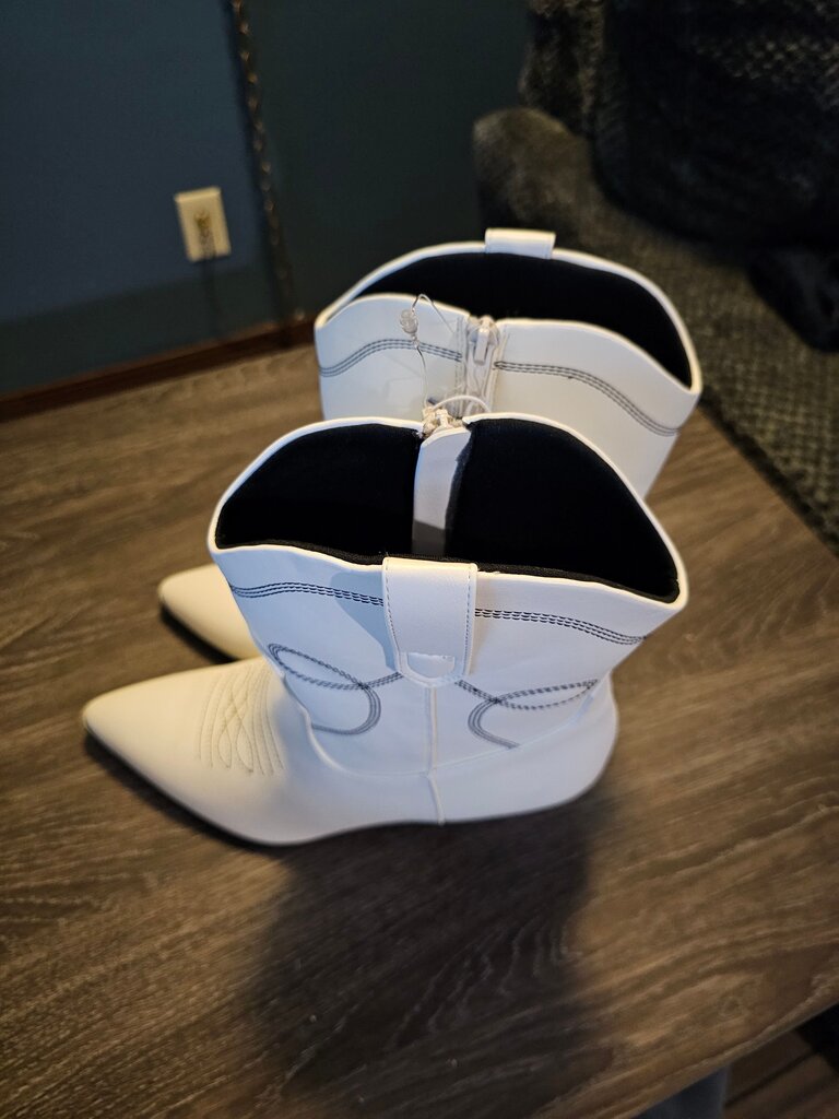 New Universal Thread Boots