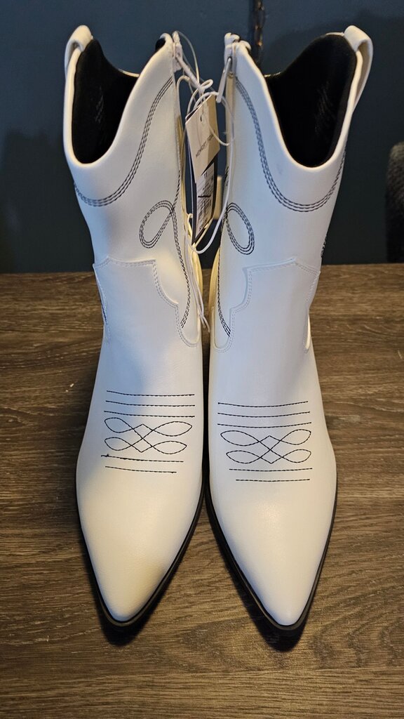 New Universal Thread Boots