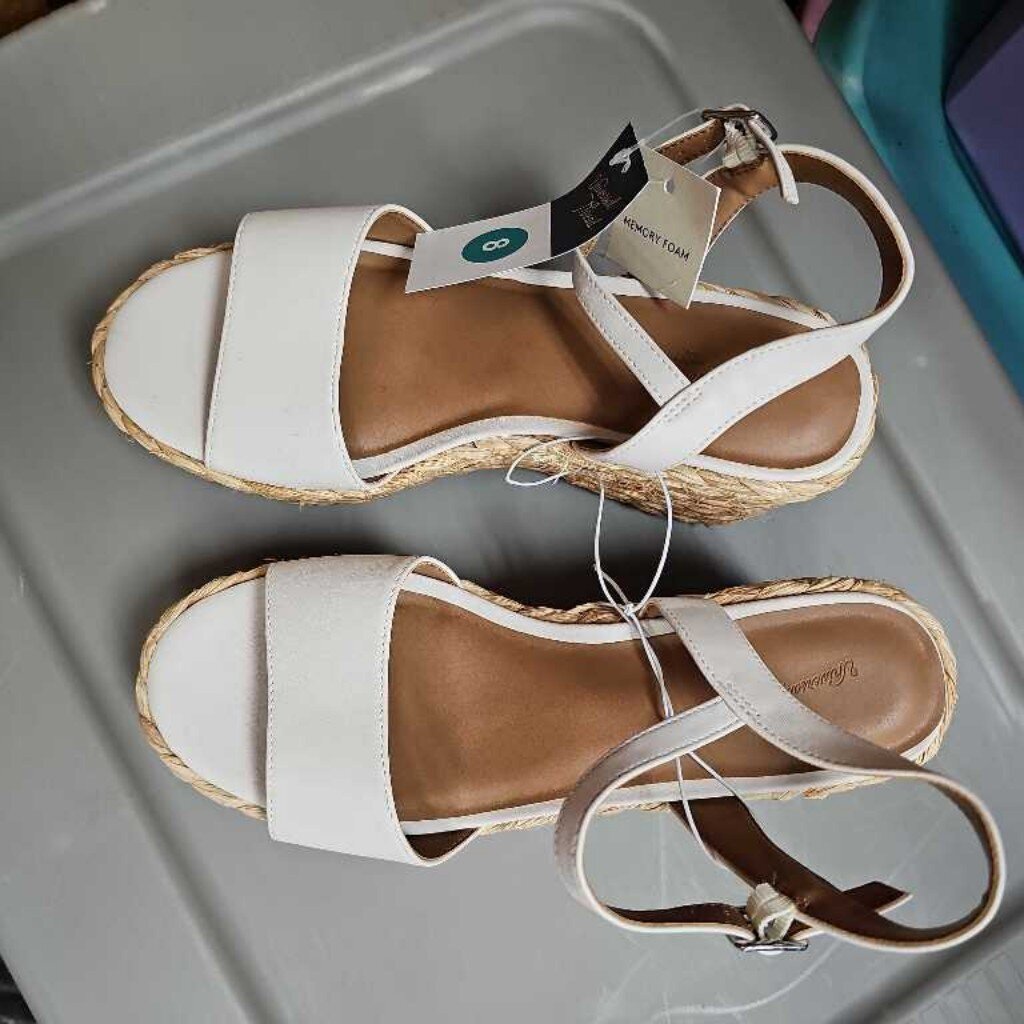 New Universal Thread Sandals