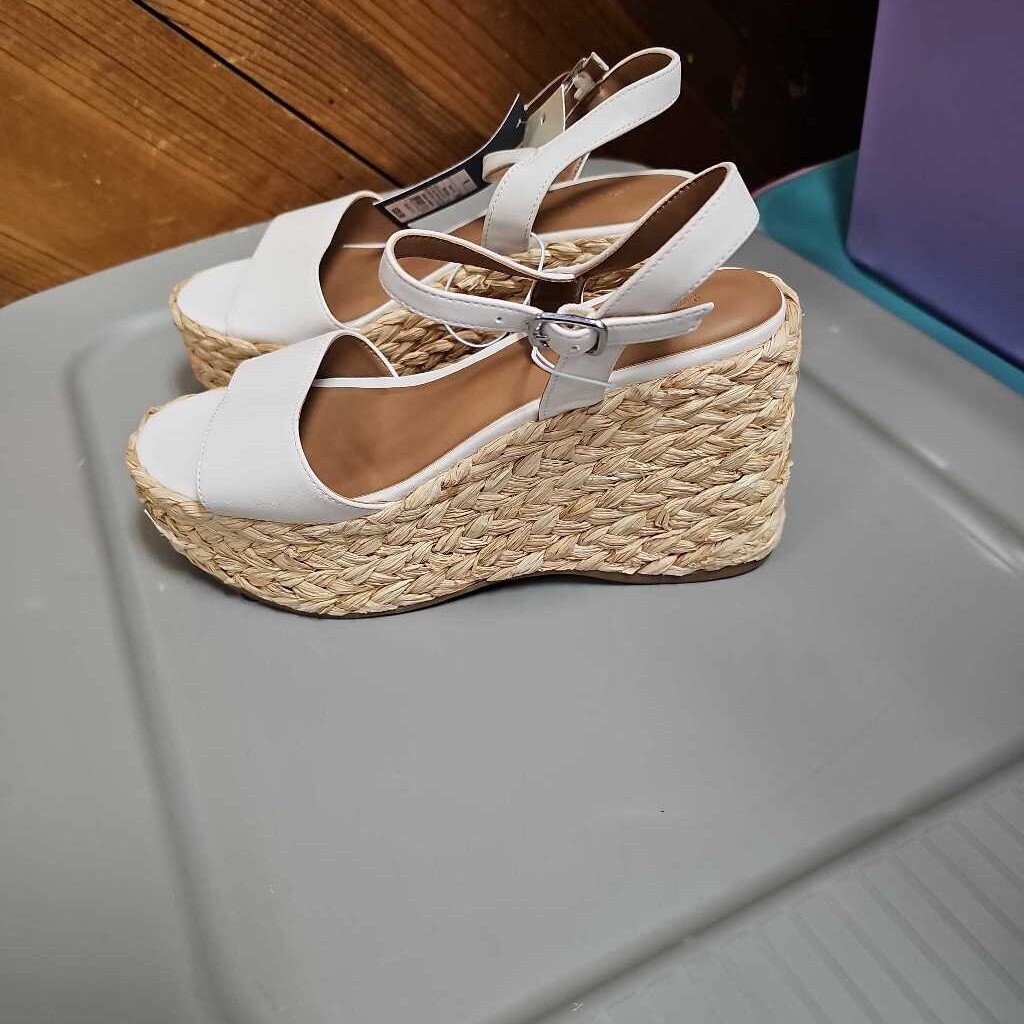 New Universal Thread Sandals