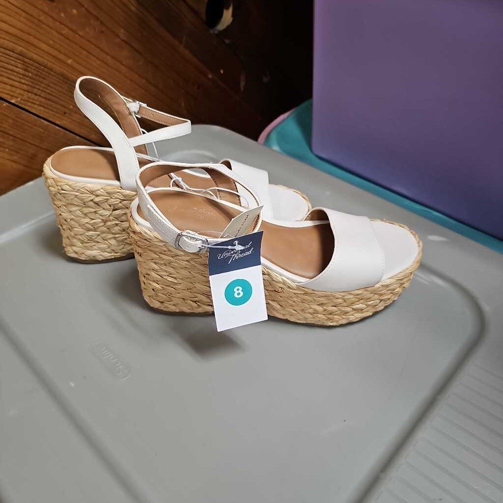 New Universal Thread Sandals