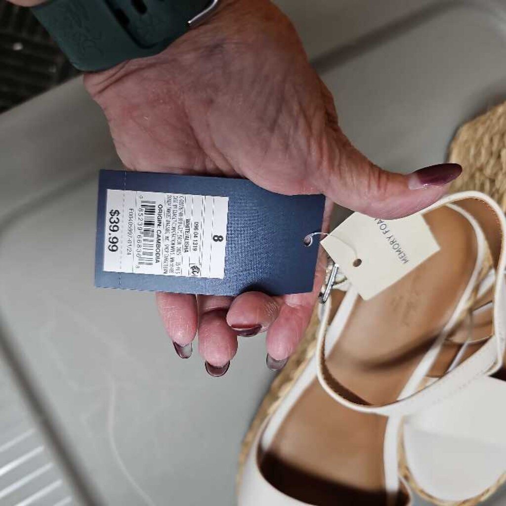 New Universal Thread Sandals