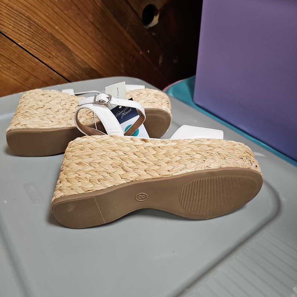 New Universal Thread Sandals